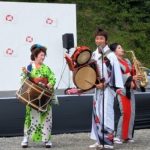 平成会まつりでのステージ前でのパフォーマンスチンドンかわち家