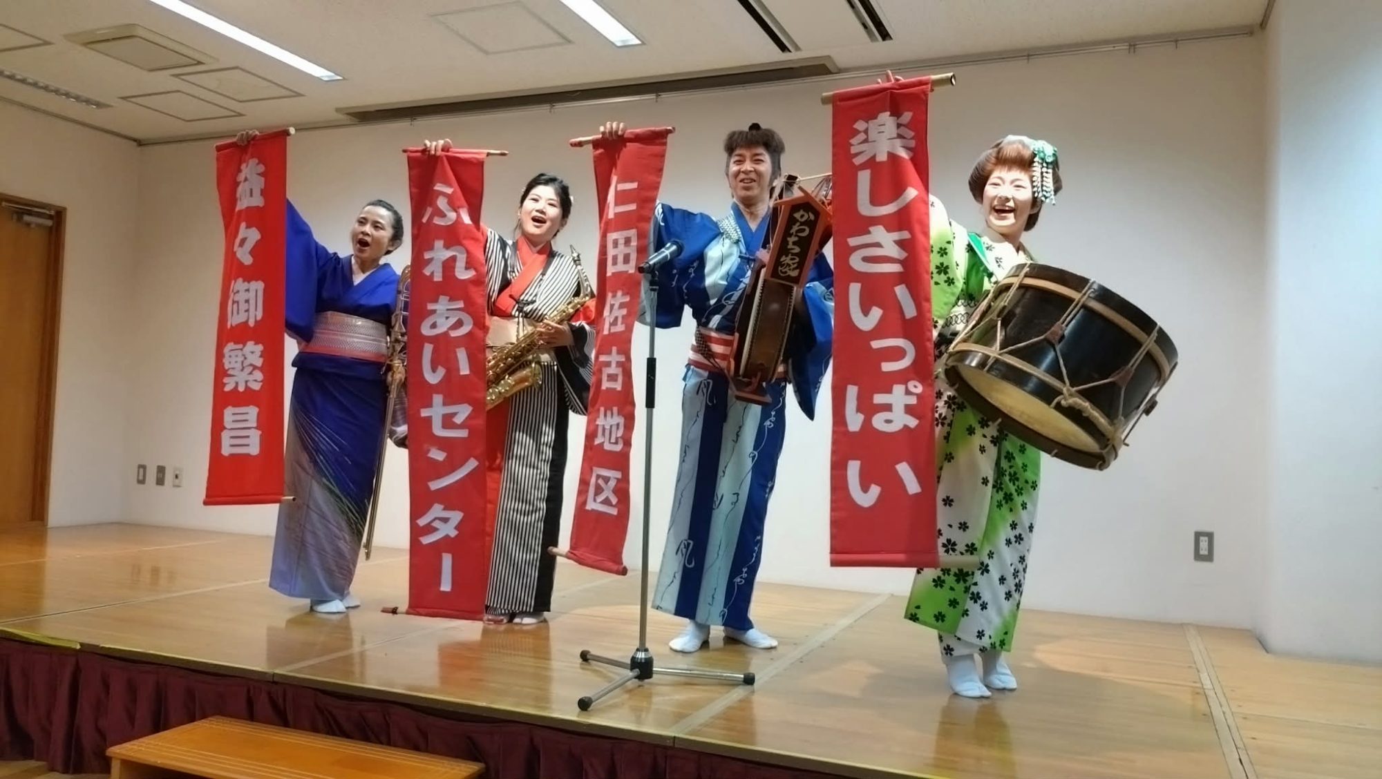 チンドンかわち家ステージの様子